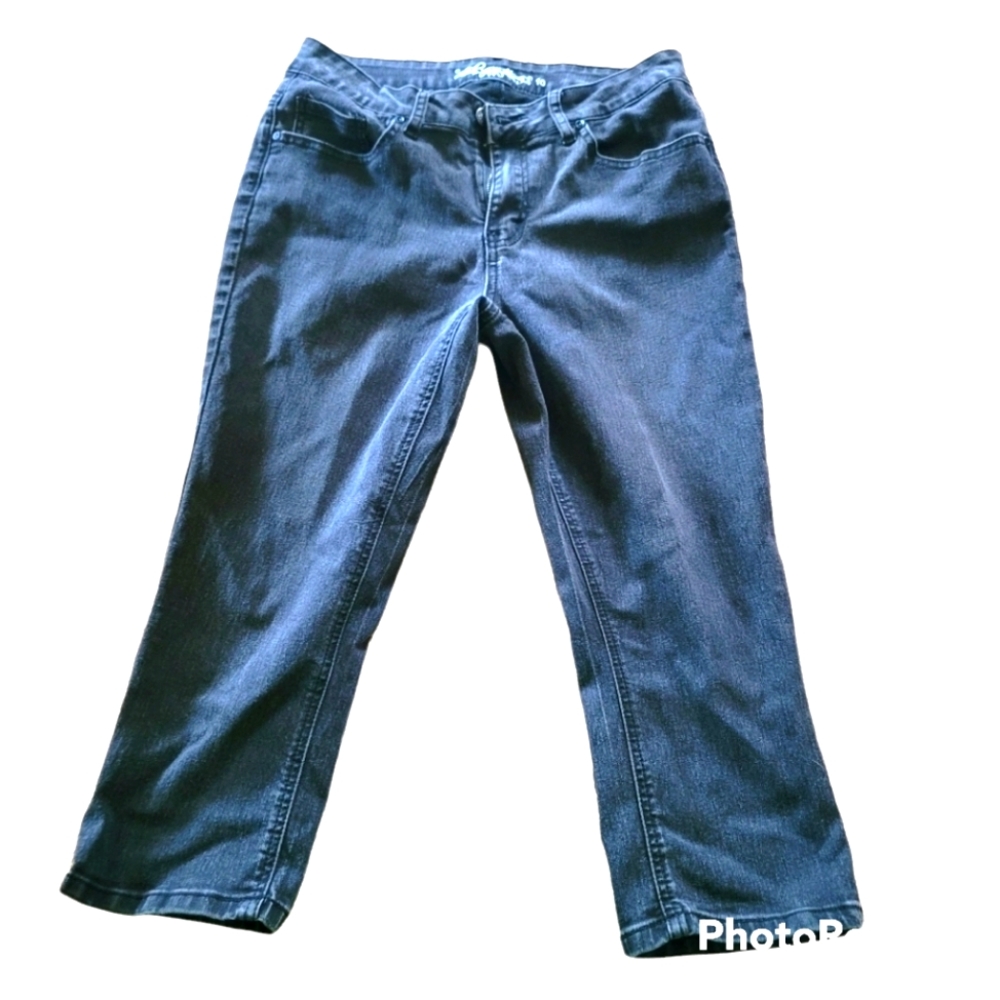 💥REVOLT💥 SIZE 10 CAPRI JEANS 👖 😍